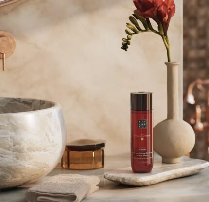 Stimulate inner harmony with the Ritual Shower Oil from The Ritual of Ayurveda. This 2-in-1 cleansing and intensely nourishing shower oil is enriched with sweet almond oil, which is packed with unsaturated fatty acids, and the sweet, delicate aroma of Indian rose. Ideal for all skin types, including dry and sensitive skin, it transforms into a silky foam when it comes into contact with water. The nourishing oils—sweet almond, canola, and castor—provide deep hydration, leaving skin soft, supple, and beautifully scented. With 90% ingredients of natural origin and dermatologically tested, it’s the perfect addition to your self-care routine. Ritual Shower Oil from The Ritual of Ayurveda, enriched with sweet almond oil and Indian rose, transforming into a silky foam for soft, nourished skin.